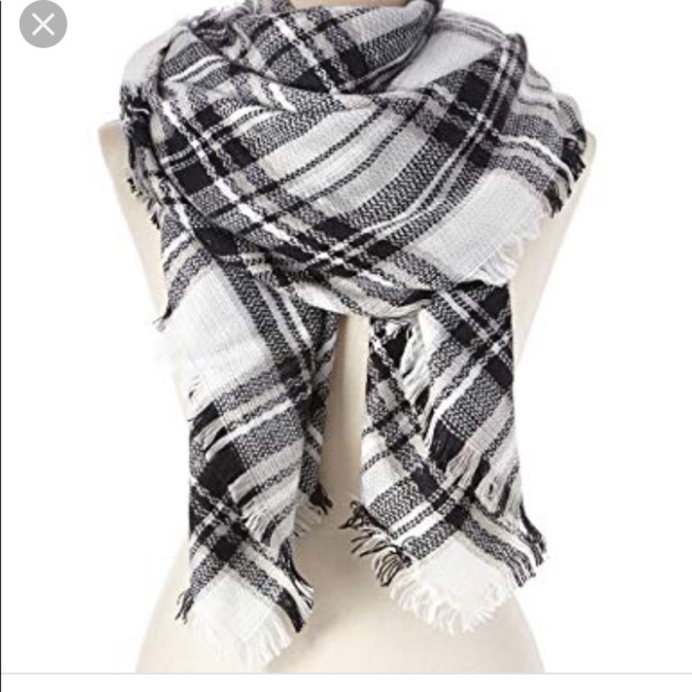 Huge cozy plaid black&white blanket scarf 🤗🤗